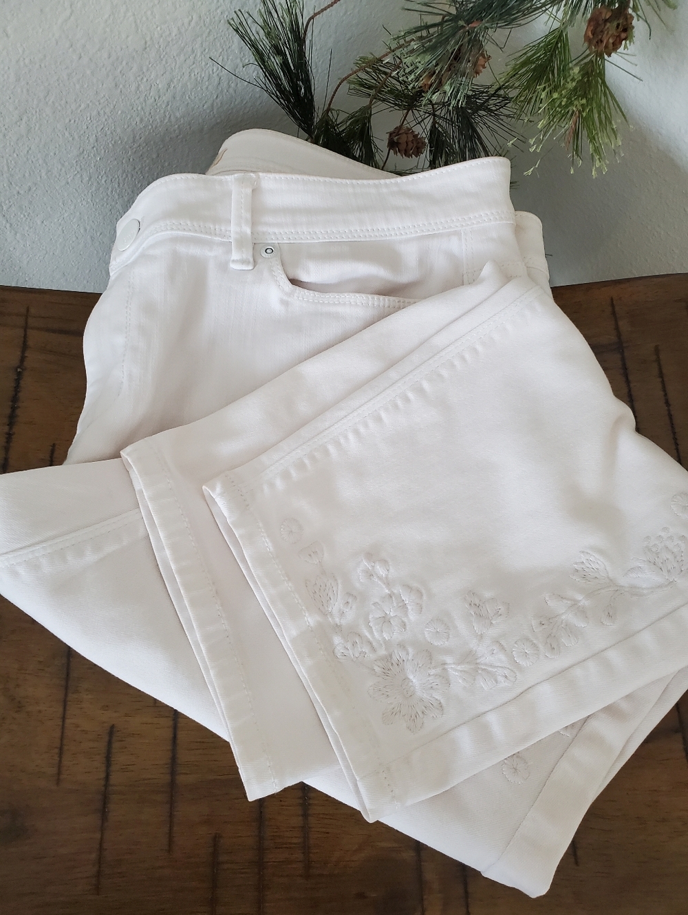 J. Jill White Floral Embroidered Stretch Crop Jeans Authentic Fit